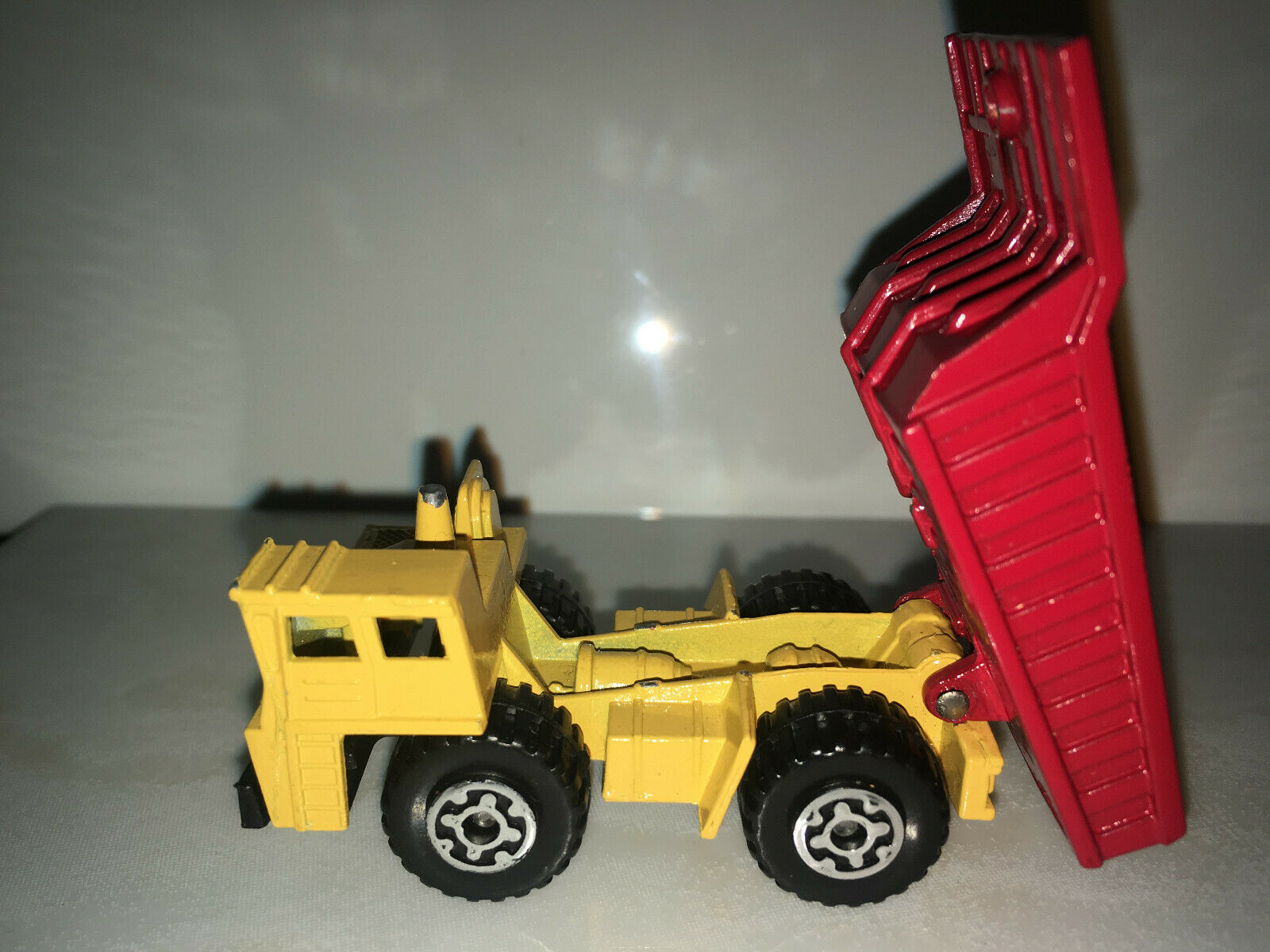 RARE VINTAGE 1989 Matchbox Dump Truck WITH Dumping Bed RED/YELLOW